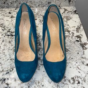 Turquoise suede pump